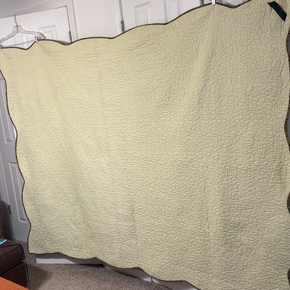 Double Wedding Ring patterned quilt. - Picture 6 of 11